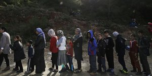 Πρόσφυγες περιμένουν στην ουρά για πρωινό