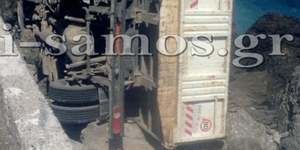 Απορριματοφόρο στη Σάμο ανατράπηκε και έπεσε στα βράχια [εικόνες]