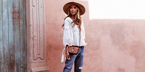 Μοντέλο ποζάρει στο φακό/ Instagram @sincerelyjules