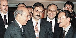 (Σημίτης και Ετσεβίτ επικυρώνουν με μια χειραψία την Συμφωνία στο Ελσίνκι)