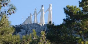 (το μνημείο προς τιμή των γυναικών στο Ζάλογγο)