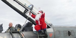 Με F-16 έφτασε στη Λάρισα ο Άγιος Βασίλης. Φωτογραφία: Larissanet
