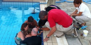 Κοριτσάκι σφήνωσε σε σιφόνι πισίνας στη Σαντορίνη -Εμεινε εκεί περίπου 2