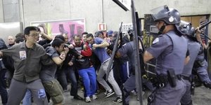 Σκηνές μάχης στο μετρό του Σάο Πάολο - Αστυνομία εναντίον απεργών με ρόπαλα και