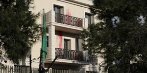 καταδρομική επίθεση του Ρουβίκωνα στην πρεσβεία της Σαουδικής Αραβίας / Intimenews: Γιάννης Λιάκος
