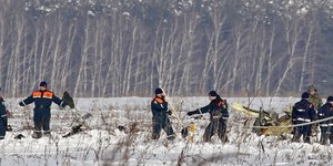 Οι έρευνες στο σημείο της συντριβής (Φωτογραφία: AP/ Alexander Zemlianichenko)