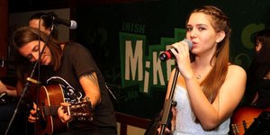 Νικόλ Σαραβάκου: Η 17χρονη κόρη του θρύλου του ποδοσφαίρου «σκοράρει» στο τραγού