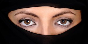 Γυναίκα διαιτητής ποδοσφαίρου με σαρία: Η γλυκύτατη 15χρονη που έκλεψε την παράσ