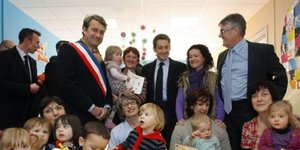 Χαρωπά τα δυό μου χέρια τα χτυπώ...για τον Σαρκοζί