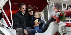 Ο ρομαντικός Νικολά Σαρκοζί –Πήγε την Κάρλα Μπρούνι βόλτα με την άμαξα στη Νέα Υ