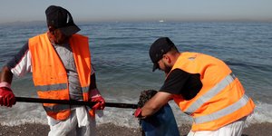Συνεχίζονται οι προσπάθειες απορρύπανσης των ακτών / Φωτογραφία: (EUROKINISSI/ΓΙΑΝΝΗΣ ΠΑΝΑΓΟΠΟΥΛΟΣ)