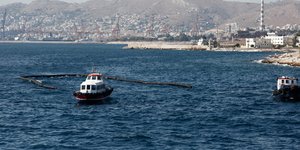 Συνεχίζονται οι εργασίες αντιρρύπανσης στον Σαρωνικό (Φωτογραφία: EUROKINISSI/ ΣΤΕΛΙΟΣ ΜΙΣΙΝΑΣ)