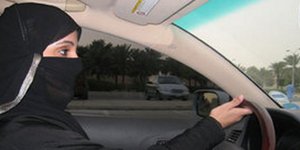 Σκοτώθηκε σε τροχαίο η πρώτη γυναίκα που τόλμησε να οδηγήσει στη Σαουδική Αραβία