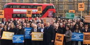 Οι σκηνές κλείνουν η μία μετά την άλλη