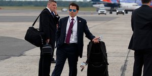 Με συνοδεία εκτός Λευκού Οίκου ο Σκαραμούτσι/ Φωτογραφία: Evan Vucci/AP