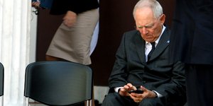 Νέο χτύπημα Σόιμπλε: Διευκρινίσεις μέσω Deutsche Welle για τις δηλώσεις περί εξό
