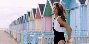 Ενα μοντέλο ποζάρει στον φακό φορώντας μαγιό