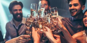 Σαμπάνια το ποτό των εορτών / Φωτογραφία: Shutterstock