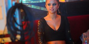 Η Σελένα Γκόμεζ έπεσε από τη σκηνή κατά τη διάρκεια συναυλίας [βίντεο]