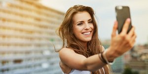 Μια γυναίκα βγάζει μια selfie