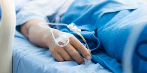 Άνδρας σε νοσοκομείο /Φωτογραφία: Shutterstock