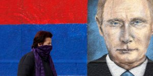 Γκράφιτι με τη μορφή του Βλαντίμιρ Πούτιν σε δρόμο του Βελιγραδίου (Φωτογραφία αρχείου: ΑΡ/Darko Vojinovic)