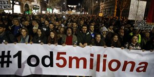 Στους δρόμους ξανά οι Σέρβοι/ Φωτογραφία: AP- Darko Vojinovic