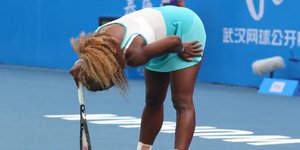 Κατέρρευσε ξανά η Σερένα Γουίλιαμς -Εφυγε υποβασταζόμενη από το κορτ [εικόνες&βί