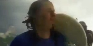 Εικόνες πόνου -Αρχάριος σέρφερ πέρασε με τη σανίδα του από μία γυναίκα [βίντεο]