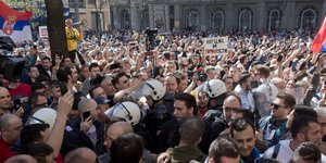 οι διαδηλωτές στη Σερβία/Φωτογραφία: AP