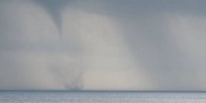 Ανεμοστρόβιλος στα Σφακιά -Χαλάζι κατέστρεψε καλλιέργειες στο Αργος [βίντεο]