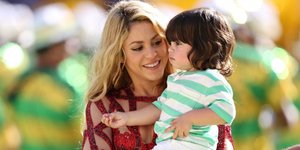 Η πιο γλυκιά πλευρά της Σακίρα -Μαθαίνει στο γιο της πώς να διαβάζει [βίντεο]