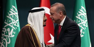 Ο Τούρκος Πρόεδρος Ταγίπ Ερντογάν με τον βασιλιά της Σ. Αραβίας Σαλμάν -Φωτογραφία αρχείου: AP Photo/Burhan Ozbilici