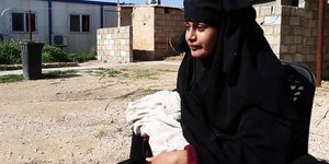H «νύφη του ISIS» Σαμίμα Μπέγκαμ με το νεογέννητο γιο της στον προσφυγικό καταυλισμό στη βόρεια Συρία