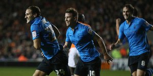 Πανηγύρισε δαγκώνοντας το hot dog οπαδού στην εξέδρα [βίντεο]