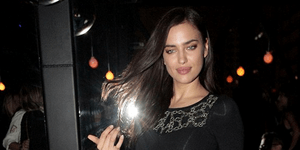 Με ποιους περίεργους παρτενέρ κάνει βουτιές με μπικίνι σε ερημική παραλία η Ιρίν