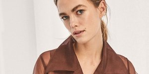 Moντέλο ποζάρει στο φακό/Φωτογραφία: Μassimo Dutti