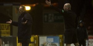 Προπονητής αποβλήθηκε και ανέβηκε πάνω στον πάγκο του [βίντεο]