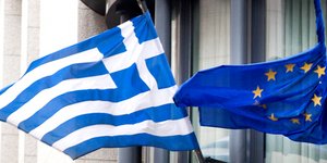 Οι σημαίες της Ελλάδας και της ΕΕ / Φωτογραφία: AP Images