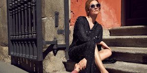 Μοντέλο ποζάρει /Φωτογραφία: Jimmy Choo/Campaign 2017