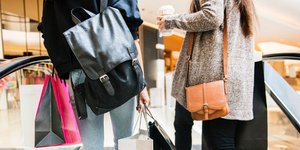 Δυο γυναίκες κάνουν ψώνια: Φωτογραφία: Pexels/ rawpixel.com