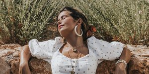 Γυναίκα ποζάρει στον φακό/ Φωτογραφία Instagram @collagevintage