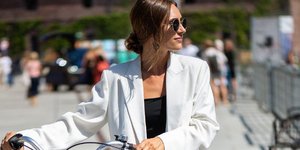 Γυναίκα ποζάρει στον φακό/Φωτογραφία Shutterstock