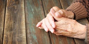 Ηλικιωμένη/ Φωτογραφία shutterstock