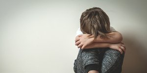 4χρονο αγοράκι ζει σε ερείπιο σε άθλιες συνθήκες/φωτογραφία: Shutterstock