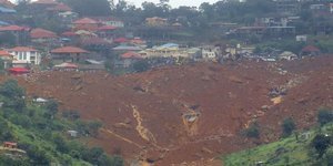 Μια ολόκληρη πλαγιά κατέρρευσε στα περίχωρα της Φριτάουν θάβοντας δεκάδες σπίτια (ΦΩΤΟΓΡΑΦΙΑ: ΑΡ) 