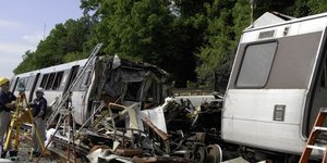 Πολύνεκρο δυστύχημα στη Γερμανία - Το τραίνο εκτροχιάστηκε μετά από σύγκρουση με
