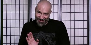 Ο Σίλας Σεραφείμ μας δίνει «οδηγίες κρίσης» απόψε στο Backstage του Badminton