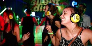 Silent disco: Η νέα μορφή clubbing με ακουστικά αντί για ηχεία που κάνει θραύση