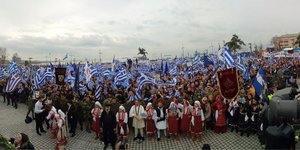 Συλλαλητήριο: Στην Ερμού η εξέδρα